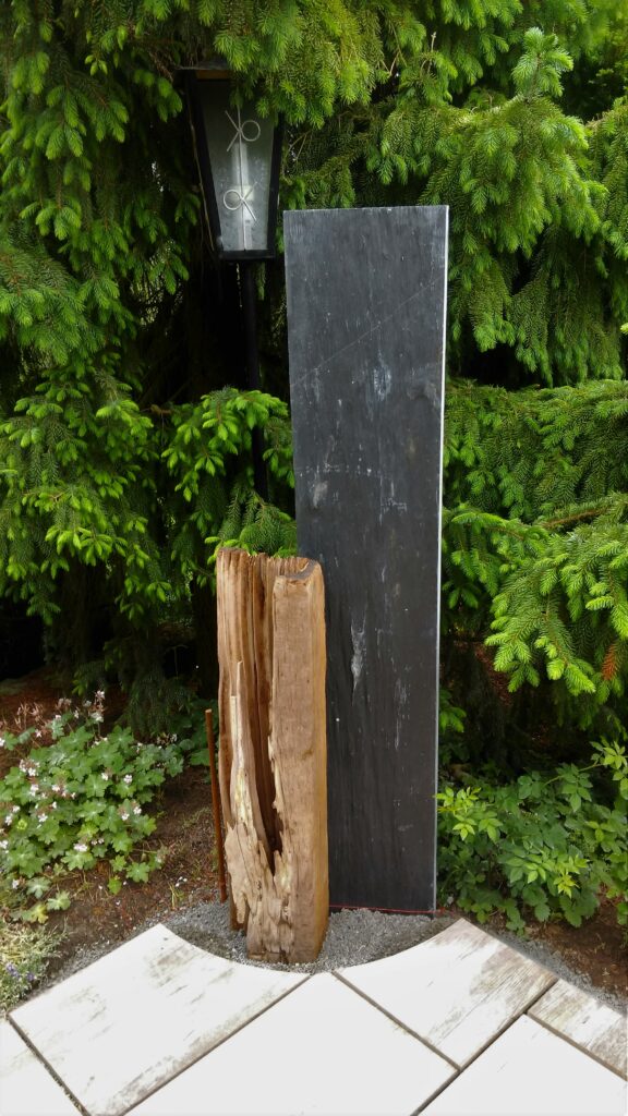 Stele aus Schiefer mit Eichenholzskulptur